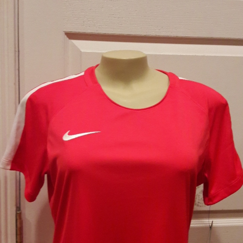 NWT Nike Short Sleeve Shirt
